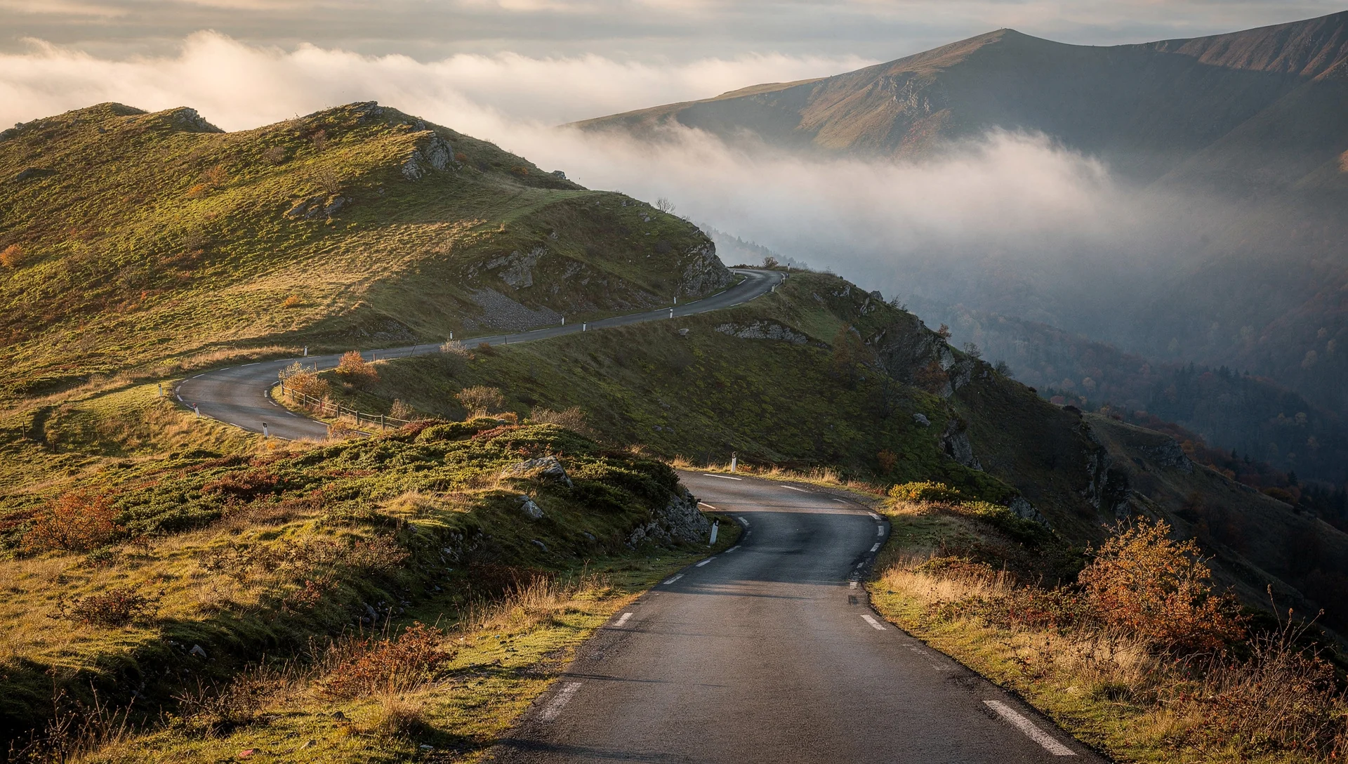 Route de montagne au coucher du soleil